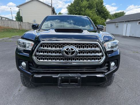 Used 2017 Toyota Tacoma TRD Sport w/ Tow Package (A/T) AWD/4WD image 2