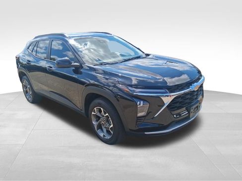 Used 2025 Chevrolet Trax LT w/ Driver Confidence Package FWD image 3