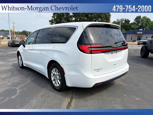 Used 2023 Chrysler Pacifica Touring-L FWD image 7