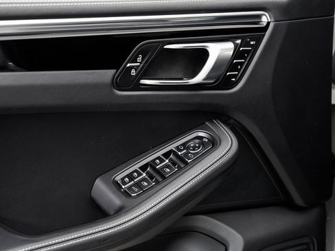 Used 2025 Porsche Macan image 8