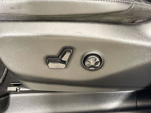 Used 2024 Chrysler Pacifica Limited FWD image 22