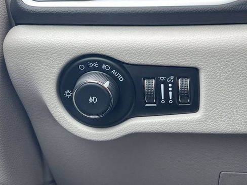 Used 2024 Chrysler Pacifica Touring-L FWD image 27