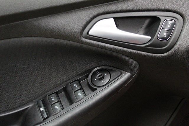 Used 2016 Ford Focus SE w/ SE Winter Package FWD image 16