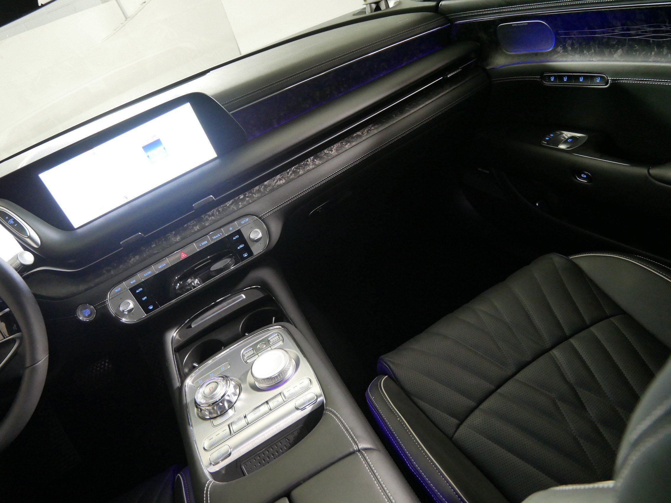 Used 2024 Genesis G90 3.5T AWD/4WD image 11