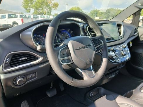 New 2026 Chrysler Voyager LX image 7