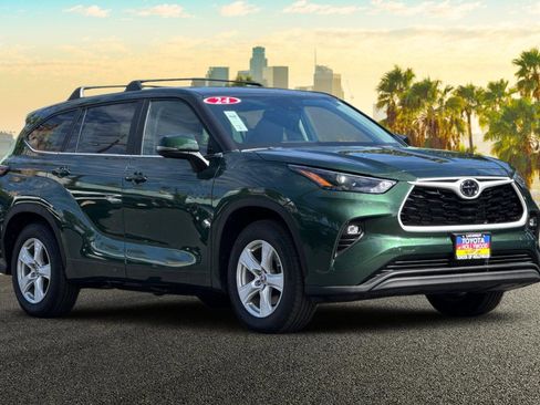 Used 2024 Toyota Highlander LE image 2