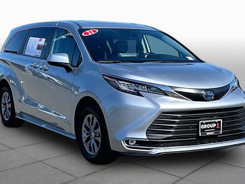 Used 2021 Toyota Sienna XLE FWD image 2
