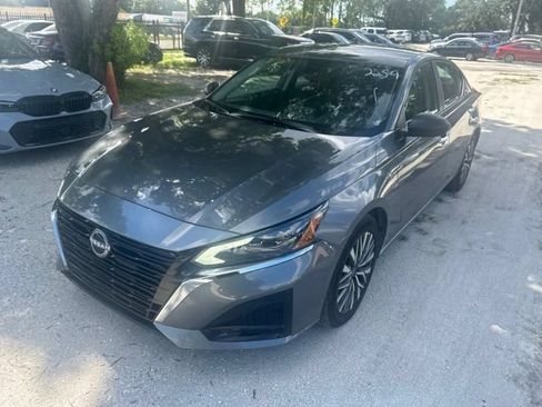 Used 2025 Nissan Altima 2.5 SV FWD image 2