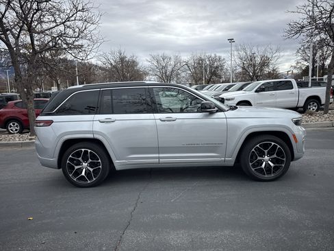 Certified 2022 Jeep Grand Cherokee Summit image 9