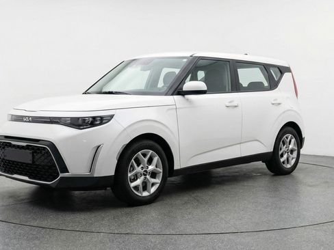 Used 2025 Kia Soul LX w/ LX Technology Package image 3