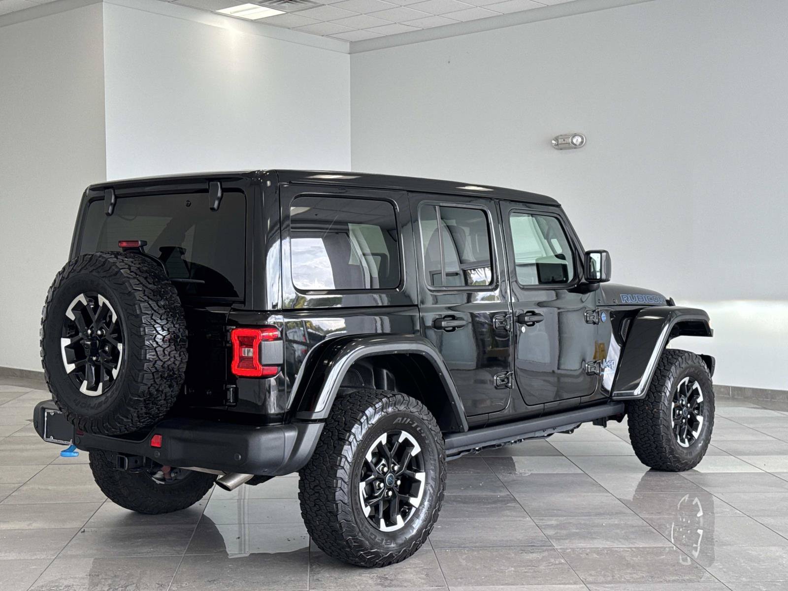 Used 2024 Jeep Wrangler Unlimited Rubicon 4xe AWD/4WD image 24