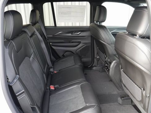 New 2025 Jeep Grand Cherokee Altitude image 21