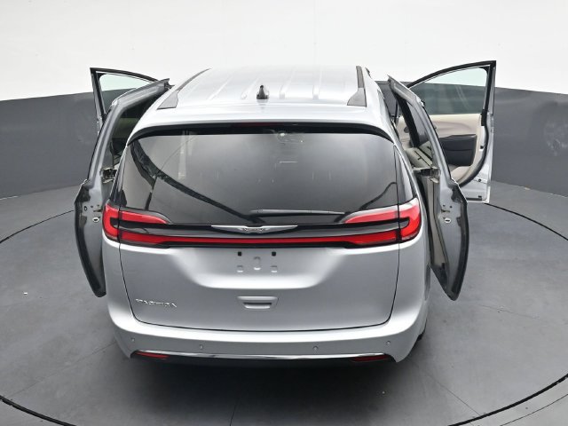 Used 2023 Chrysler Pacifica Touring-L FWD image 39