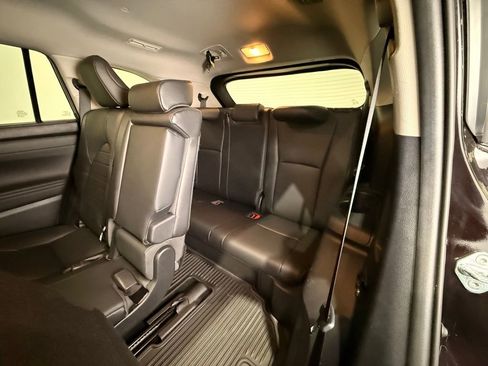 Used 2020 Toyota Highlander XLE image 19