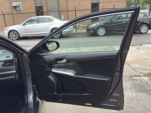 Used 2014 Toyota Camry SE w/ Moonroof Package FWD image 21