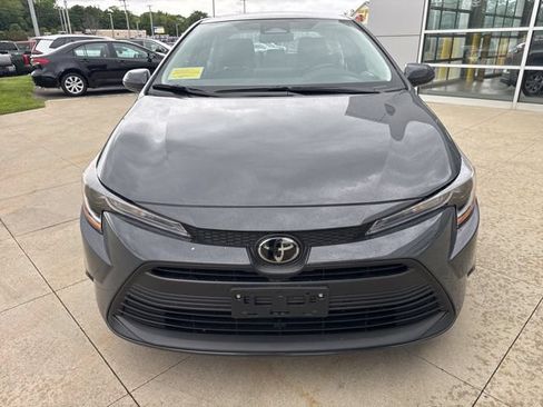 Used 2025 Toyota Corolla LE FWD image 2