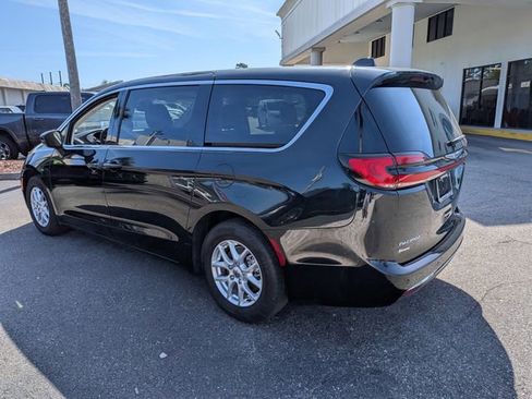 Used 2023 Chrysler Pacifica Touring-L image 5