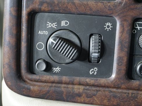 Used 2005 Chevrolet Suburban Z71 w/ Preferred Equipment Group image 16