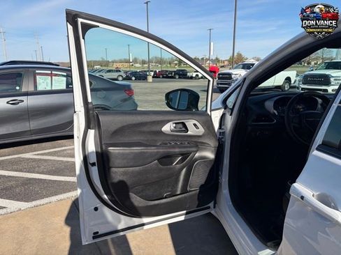 Used 2025 Chrysler Pacifica Limited FWD image 9
