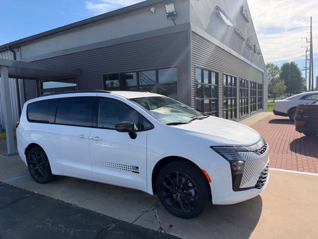New 2027 Chrysler Pacifica Select AWD/4WD image 4