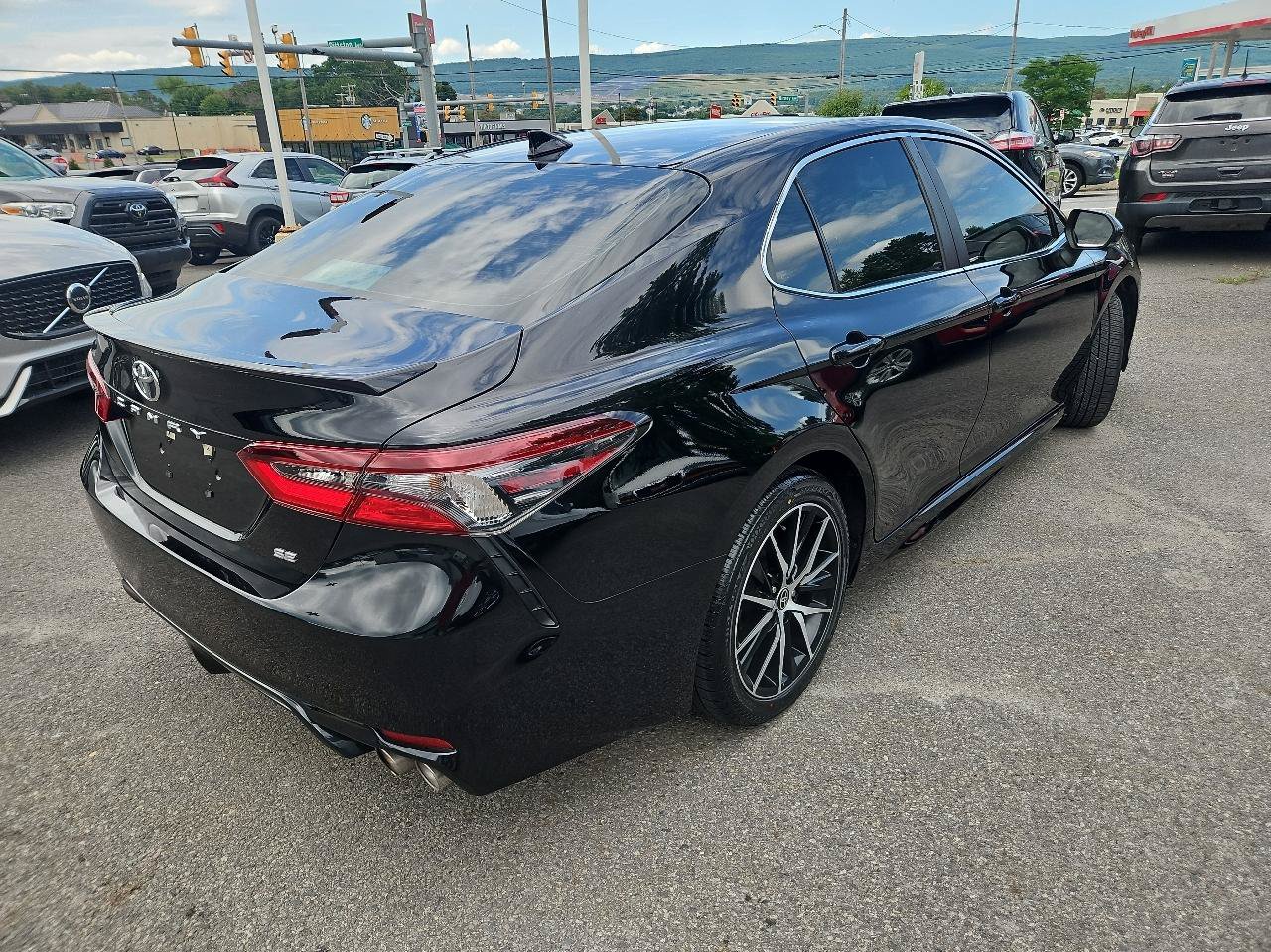 Used 2023 Toyota Camry SE FWD image 3