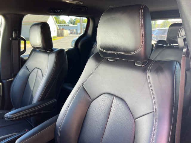 Used 2025 Chrysler Pacifica Select FWD image 13
