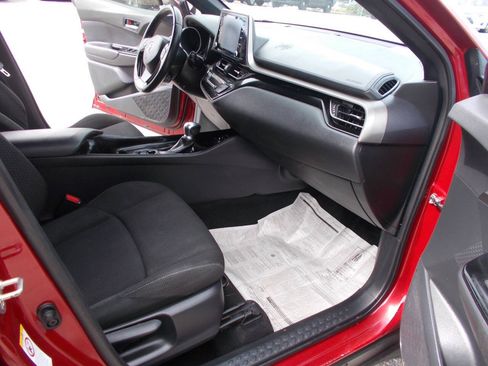 Used 2019 Toyota C-HR XLE FWD image 10