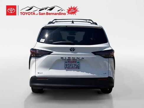 Used 2025 Toyota Sienna LE w/ LE Plus Package FWD image 4