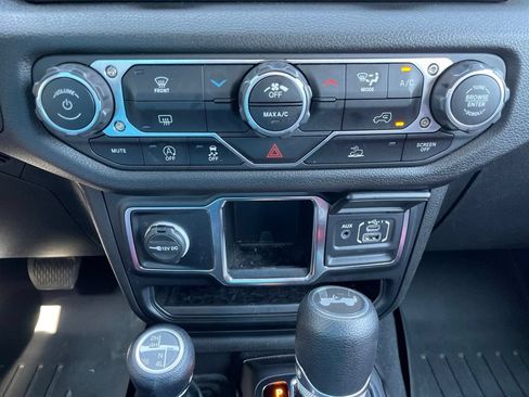 Used 2024 Jeep Wrangler Unlimited Sport AWD/4WD image 21