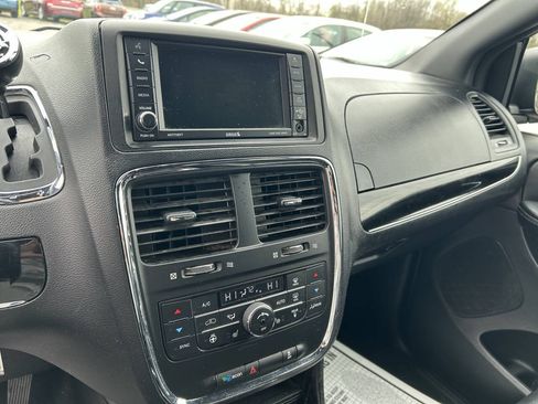 Used 2016 Dodge Grand Caravan SXT FWD image 12