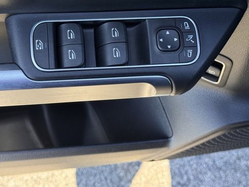 Used 2023 Mercedes-Benz EQB 300 4MATIC image 17