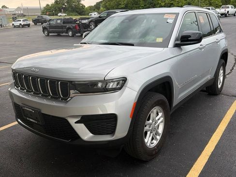 Used 2024 Jeep Grand Cherokee Laredo AWD/4WD image 1