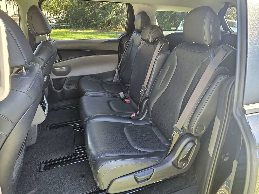 Used 2025 Kia Carnival FWD image 13