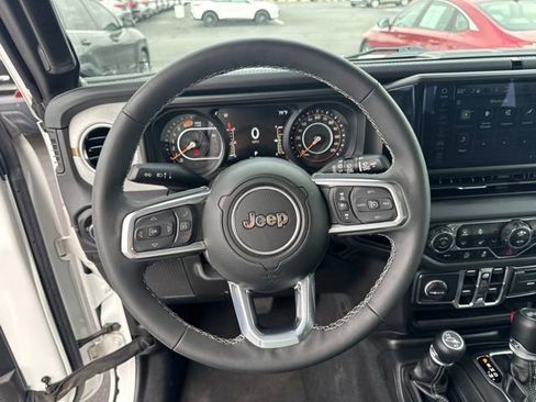 Used 2025 Jeep Wrangler Unlimited Sahara AWD/4WD image 13
