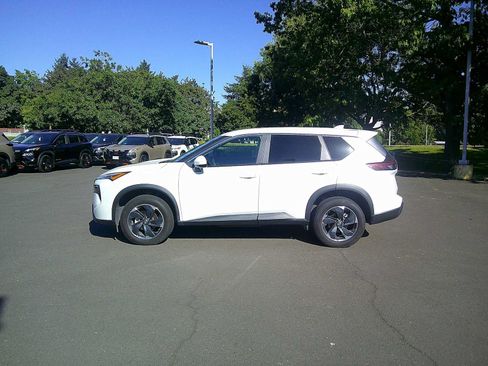 Used 2024 Nissan Rogue SV AWD/4WD image 2