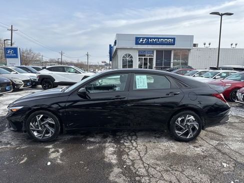 Certified 2025 Hyundai Elantra Sport image 18