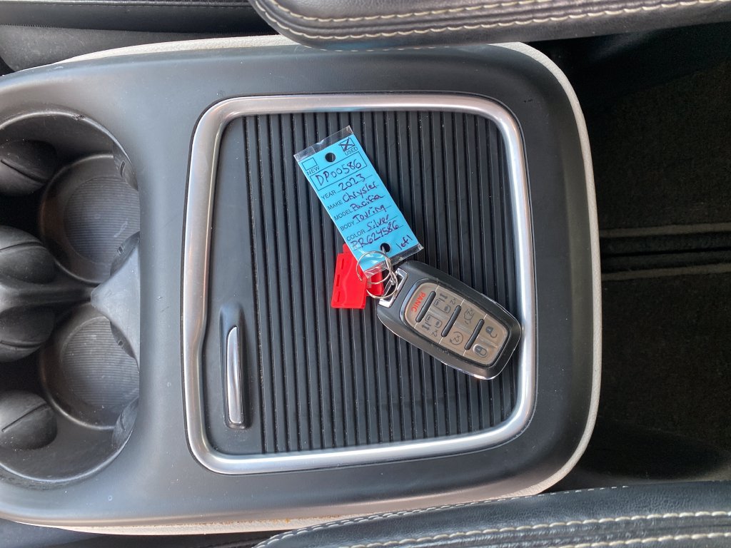 Used 2023 Chrysler Pacifica Touring-L FWD image 28