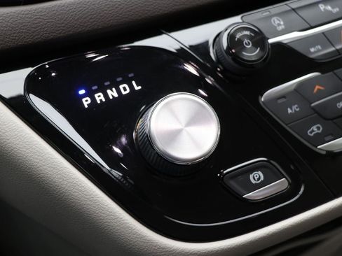 Used 2018 Chrysler Pacifica Touring-L image 26