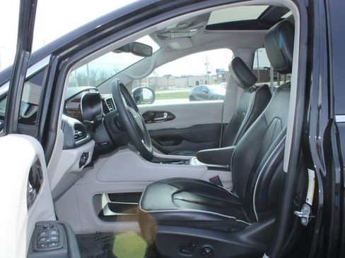 Used 2023 Chrysler Pacifica Limited FWD image 8