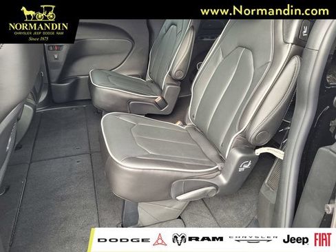 New 2027 Chrysler Pacifica Limited w/ Family Tech Group AWD/4WD image 7