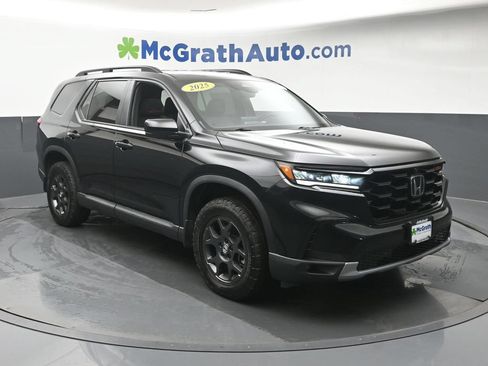 Used 2025 Honda Pilot TrailSport image 2