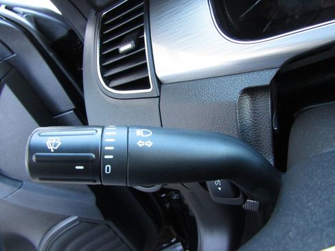 Used 2017 Ford Taurus SEL image 9