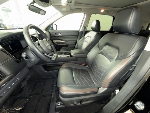 Used 2023 Nissan Pathfinder Platinum image 13