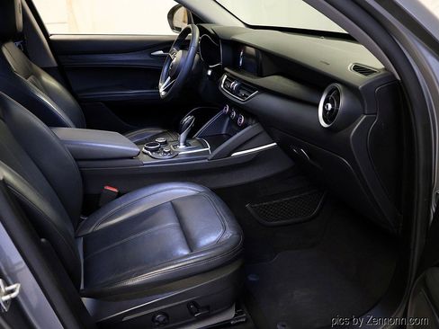 Used 2018 Alfa Romeo Stelvio AWD image 32