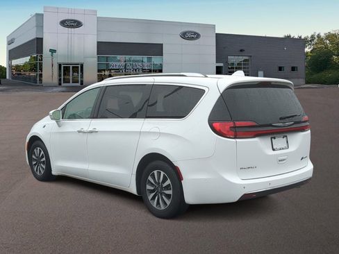 Used 2021 Chrysler Pacifica Touring-L image 8