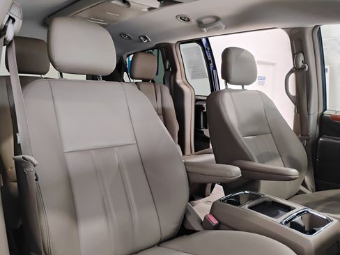 Used 2016 Chrysler Town & Country Touring image 79