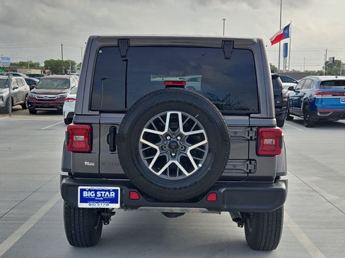 Used 2025 Jeep Wrangler Sahara image 5
