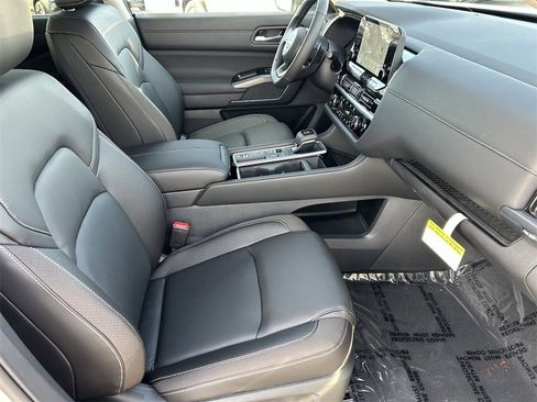 New 2025 Nissan Pathfinder SL image 9