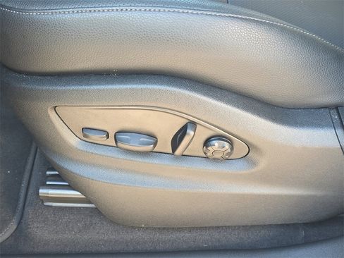 Used 2025 Porsche Cayenne image 27