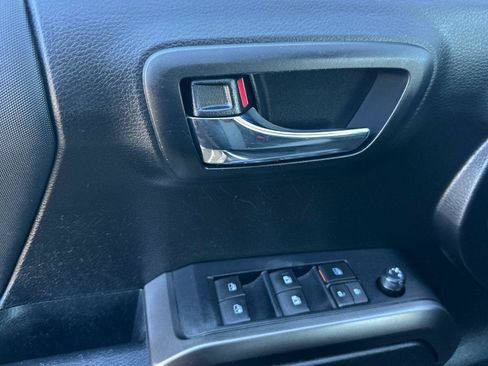 Used 2022 Toyota Tacoma TRD Off-Road image 10